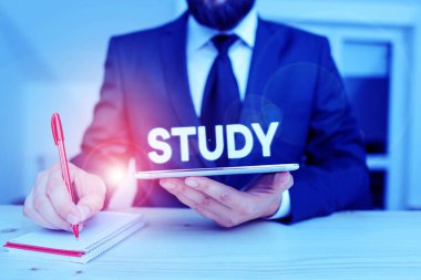 Kelime yazma dersi. Akademik bir erkek hakkında bilgi edinmek için zaman ve dikkat gerektiren iş konsepti resmi giysiler giyin sunum için yüksek teknoloji akıllı telefonu kullanın.