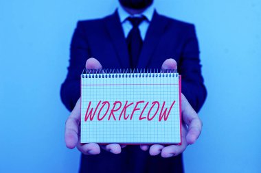 Kelime yazma metni çalışma akışı. Bir görevi tamamlamak için gereken bir dizi faaliyet ya da prosedür için iş konsepti. Erkek giyimi resmi iş kıyafeti ofisi. Matematik kitabı kullanın..