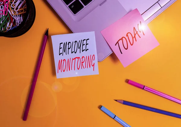 Escritura manual conceptual que muestra el monitoreo de los empleados. Texto de la foto de negocios recopilación de información sobre los empleados en el lugar de trabajo Laptop notas adhesivas lápices lápices marcadores de fondo de color . — Foto de Stock