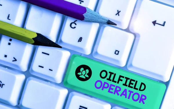 Sinal de texto mostrando Oilfield Operator. Foto conceitual responsável pela otimização da produção dos poços de petróleo . — Fotografia de Stock