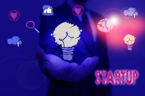Signo de texto que muestra Startup. Foto conceptual la acción de poner algo en movimiento los negocios recién establecidos . —  Fotos de Stock