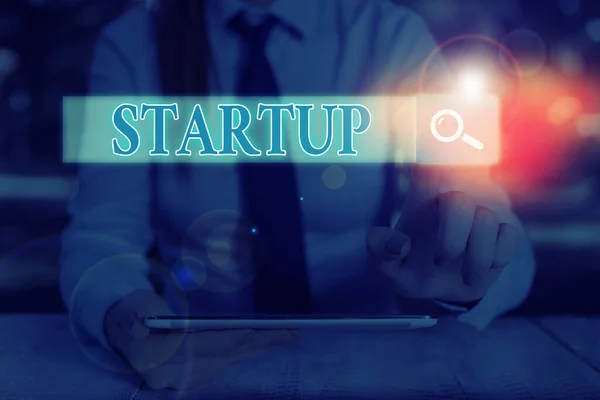 Sinal de texto mostrando Startup. Foto conceitual a ação de colocar algo em movimento negócio recém-criado . — Fotografia de Stock