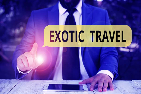 Kézírás szöveg Egzotikus utazás. Koncepció jelentése Utazás szokatlan helyekre vagy ismeretlen helyre Üzletember mutatóujjal az orra előtt. — Stock Fotó
