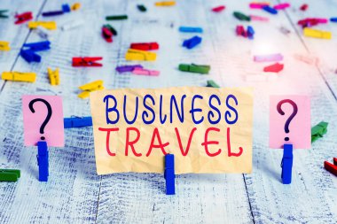 İş seyahatini gösteren kavramsal el yazısı. Bir şirket adına iş fotoğrafı seyahati. Tahta masaya raptiyeli bir ya da daha fazla yere..