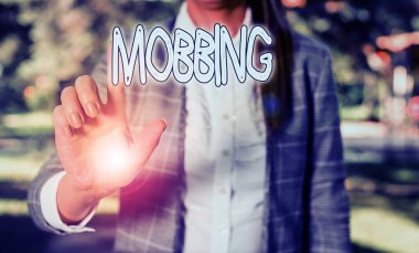 Kelime yazma metni Mobbing. Bireysel zorbalık konsepti. Özellikle iş yerinde. Duygusal istismar..