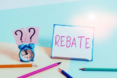 Kelime yazma metni iadesi. Büyük ödüller için iş konsepti. Pastel arka plana yaslanmış, sabit duran, özel bir tanıtım Mini marka çalar saat ile nişanlandığınızda elde edilebilir..