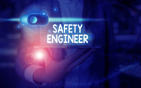 Handschrift, Text, Sicherheitsingenieur. Konzept bedeutet zu zeigen, wer alle möglichen Gefahrenstellen in einer Fabrik inspiziert. — Stockfoto