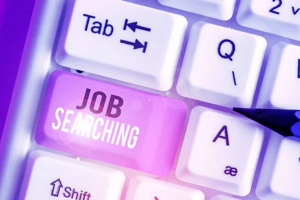 Escrevendo nota mostrando Job Searching. Exibição de fotos de negócios O ato de procurar emprego Busca de emprego ou procura de emprego . — Fotografia de Stock