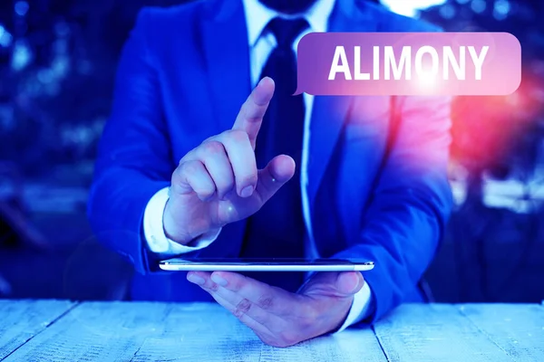 Alimony 'yi gösteren bir not yazıyorum. Mahkeme karısından boşandıktan sonra iş adamına para ödendiğini gösteren bir iş fotoğrafı. Önünde parmağı olan bir iş adamı.. — Stok fotoğraf