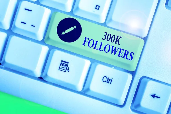 Parola scrittura testo 300K seguaci. Concetto di business per numero di persone che seguono qualcuno su Instagram . — Foto Stock