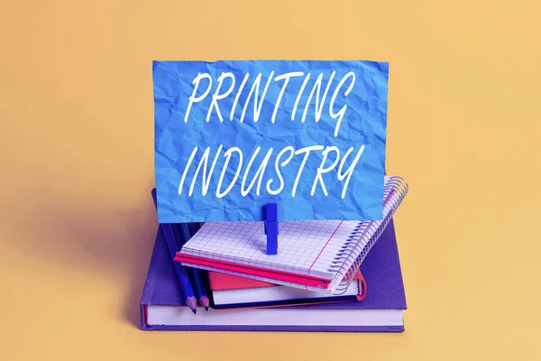 Λέξη που γράφει τη βιομηχανία εκτύπωσης κειμένων. Επιχειρηματική έννοια για τη βιομηχανία που ασχολούνται με την παραγωγή έντυπου υλικού Βιβλίο μολύβι ορθογώνιο σχήμα υπενθύμισης φορητού υπολογιστή είδη γραφείου. — Φωτογραφία Αρχείου