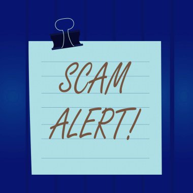 Scam Alert 'i gösteren not yazılıyor. İş fotoğraflarında sahtecilik yaparak kurbandan para kazanılıyor. Kağıt çizgileri klasör süpür dizüstü bilgisayar rengi arka plan.