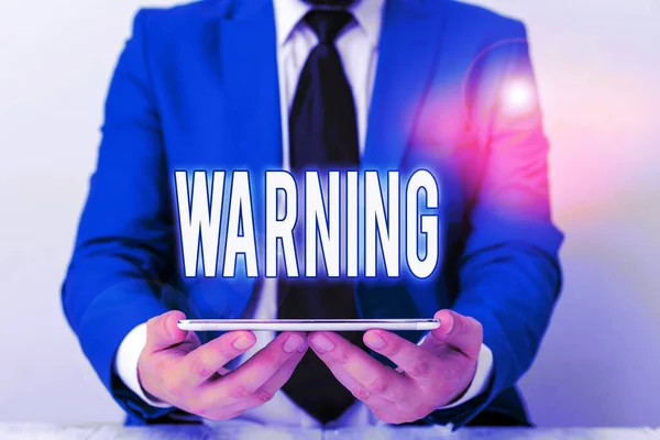 문자 경고를 입력 합니다. 위험 가능성 이 있는 조언 기호에 대한 비즈니스 개념 위험의 상징으로 파란색 스위트의 경계 경보 사업가 넥타이를 손에 쥐고. — 스톡 사진