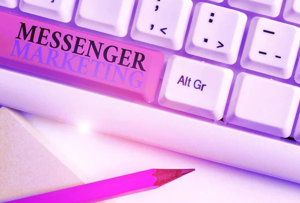 Εννοιολογική γραφή χέρι δείχνει Messenger Marketing. Επαγγελματική φωτογραφία κείμενο πράξη του μάρκετινγκ στους πελάτες σας χρησιμοποιώντας μια εφαρμογή μηνυμάτων. — Φωτογραφία Αρχείου