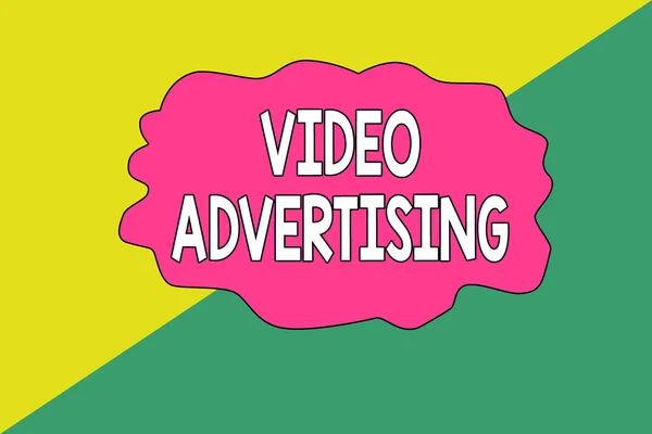 概念手写体显示视频广告。商业照片展示包括有视频几何背景三角形用于商业展示的在线展示广告. — 图库照片