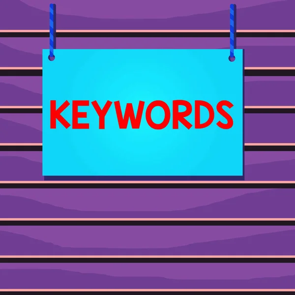 Fogalmi kézírás, amely bemutatja Kulcsszavak. Üzleti fotó szöveg szó, amely úgy működik, mint a kulcs a kódot Koncepció nagy jelentőségű Fa tábla üres keret rögzített színes csíkos húr. — Stock Fotó