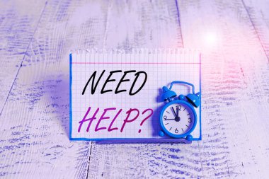 Kelime yazma metni Yardıma İhtiyaç duyar. Bir görevi tamamlamak için gereken şeyi sağlamak ya da vermek için iş konsepti Mini mavi alarm standı tampon tel üzerine eğilmiş not kağıdının önünde.