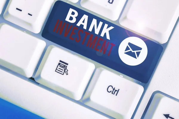 Textschild mit der Aufschrift Bank Investment. Konzeptionelle Foto Finanzintermediär, der eine Vielzahl von Dienstleistungen durchführt. — Stockfoto