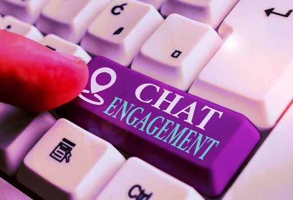 Texto de caligrafia Chat Engagement. Conceito que significa que o cliente interage diretamente com uma marca por conversa . — Fotografia de Stock