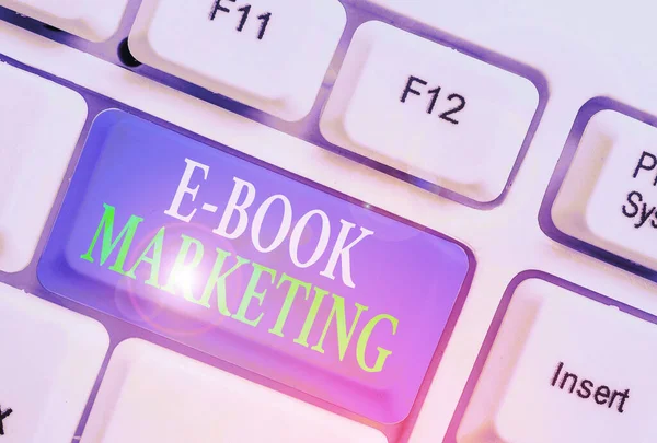 Konceptualny rękopis pokazujący E Book Marketing. Zdjęcie biznesowe prezentujące plik cyfrowy, który może być używany na dowolnym kompatybilnym komputerze. — Zdjęcie stockowe