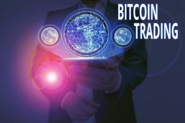 Bitcoin ticaretini gösteren bir not yazıyorum. NASA tarafından desteklenen bu görüntünün borsadaki kripto para alım ve satımını gösteren iş fotoğrafı..