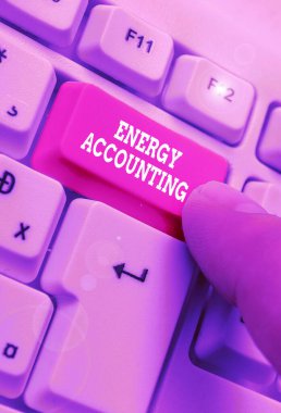 Enerji Muhasebe 'yi gösteren bir not yazıyorum. İş fotoğrafı gösterme ölçümü ve faaliyetlerin enerji tüketimini rapor etme.