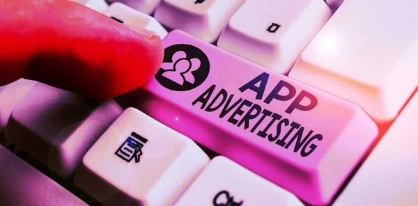 앱 광고를 보여 주는 글쓰기. 비즈니스 사진 쇼 개발자들은 모바일 앱으로 광고를 제공하기 위해 돈을 받습니다.. — 스톡 사진