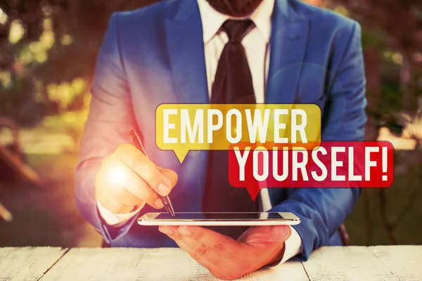 Signe texte montrant Empower Yourself. Photo conceptuelle prendre le contrôle de nos objectifs de cadre de vie et faire des choix Homme d'affaires pointant avec stylo dans l'espace de copie vide . — Photo