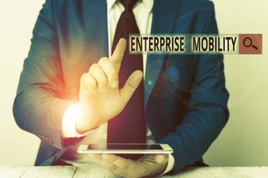 Atılgan 'ın hareketliliğini gösteren kavramsal el yazısı. İş fotoğrafçıları uzaktan kumandayla iş yapıyor. İş adamı, parmağıyla onu işaret ediyor..