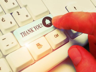 Teşekkür notu yazıyordum. Hediye servisi iltifatlarını kabul ederken kullanılan iş fotoğrafı gösterme nezaketi.