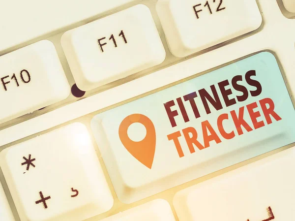 Tekstbord met fitness tracker. Conceptueel fotoapparaat dat een demonstratie van dagelijkse fysieke activiteit registreert. — Stockfoto