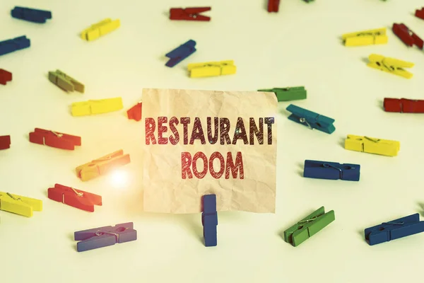 レストランルームを示す概念的な手書き。座って調理され、提供されている食事を食べるために支払うことを示すビジネス写真のテキスト色の布の紙空のリマインダー白い床のオフィス. — ストック写真