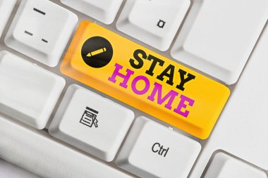 Evde Kal 'ı gösteren kavramsal el yazısı. İş fotoğrafı gösterimi bir etkinlik için dışarı çıkmayın ve evde ya da evde kalın..