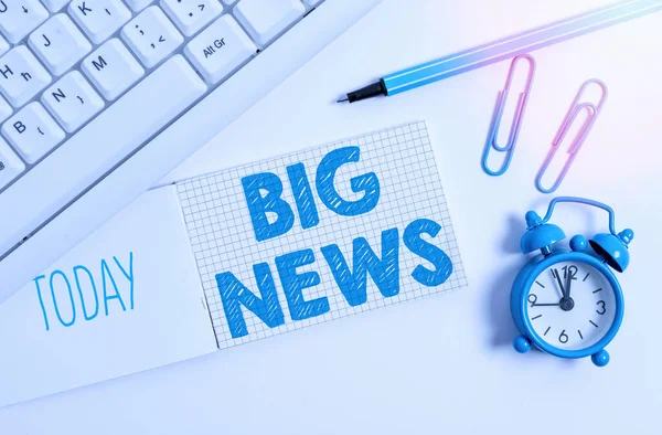 Schrijfbriefje met groot nieuws. Zakelijke foto presentatie wetende acties nog niemand gehoord over het Teleporter journalist Witte pc toetsenbord met papier en paperclip boven witte achtergrond. — Stockfoto