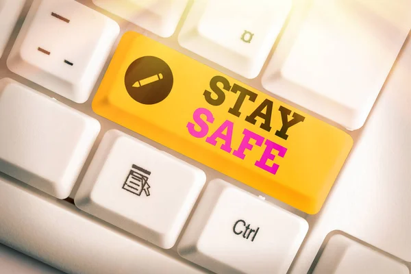 Conceptuele handschrift toont Stay Safe. Bedrijfsfoto presentatie beveiligd tegen dreiging van gevaar, schade of plaats om artikelen te houden. — Stockfoto