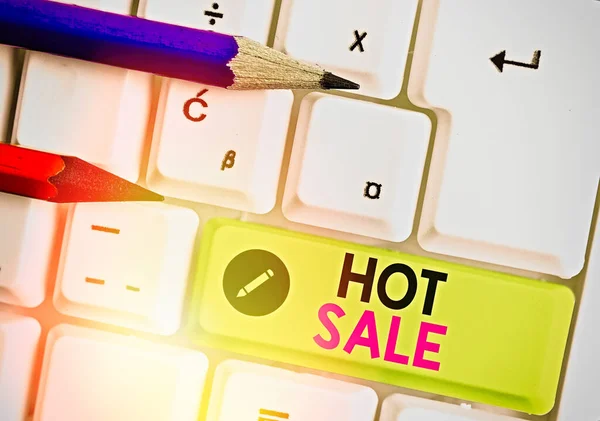 핫 세일 (Hot Sale) 이란 글을 쓴다. 블랙 프라이데이 는 제품의 할인 가격을 높게 책정하는 것을 의미 한다. — 스톡 사진