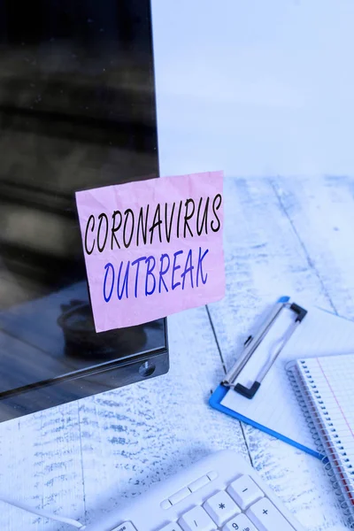 Coronavirüs salgınını gösteren bir mesaj. Yeni keşfedilen COVID19 Not kağıdının sebep olduğu kavramsal fotoğraf bulaşıcı hastalık klavye ve durağan yakınlarındaki siyah bilgisayar ekranına bantlanmış.. — Stok fotoğraf
