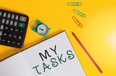 Sözcük yazma Görevlerim. Belirli bir zamanda bitirilmesi gereken iş konsepti genellikle açık çizgili not defteri hesap makinesi kalem alarm saati renk arkaplanı kırpar.