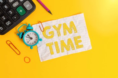 Beden Eğitimi Zamanı 'nda el yazısı metni. Kavram demek egzersiz yapmaya başlamak için motivasyon demektir. Alarm saati klipleri lastik bant hesap makinesi, kalem renkli arkaplan..