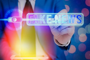 Sahte haberleri gösteren bir not yazıyorum. Sahte bilgi içeren iş fotoğrafı gerçek haber olma kisvesi altında yayınlandı.