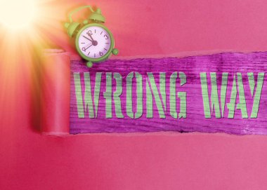 El yazısı yanlış yönde. Kavram demek, uygunsuz ya da istenmeyen bir davranış ya da yön almak demektir..