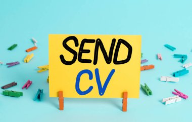 Gönder Cv 'yi gösteren kavramsal el yazısı. İş fotoğrafı metni geçişi, iş için özel yetenek ve becerileri tanımlamak için devam edin Renkli çamaşır iğnesi dikdörtgeni şekilli kağıt mavi arka plan.
