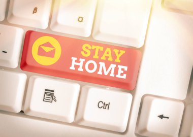 Kelime yazma metni Evde Kal. Bir etkinlik için dışarı çıkmama ve evde ya da evde kalma konsepti..