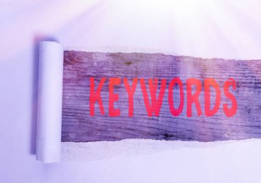 Anahtar kelimeleri gösteren kavramsal el yazısı. Büyük öneme sahip bir kod kavramının anahtarı gibi davranan iş fotoğrafı sözcüğü.