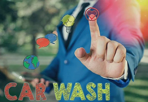 Tekstbord met Car Wash erop. Conceptuele foto van een gebouw met apparatuur voor het wassen van auto 's of andere voertuigen. — Stockfoto