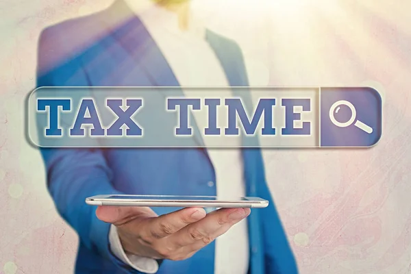 Signo de texto que muestra Tax Time. Foto conceptual contribución obligatoria ingresos estatales recaudados por el gobierno a los trabajadores . —  Fotos de Stock