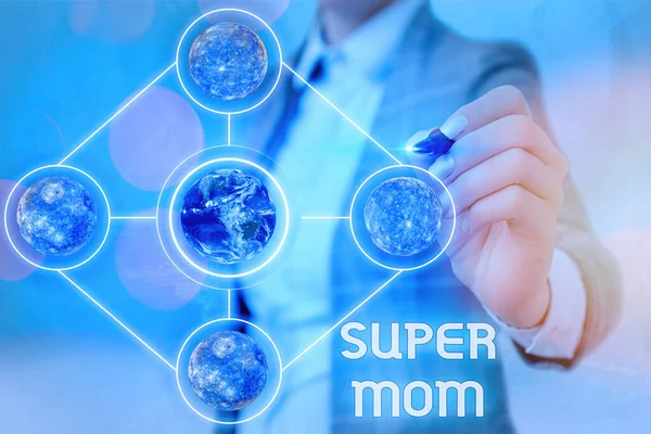 Wortschreibtext Super Mom. Geschäftskonzept für eine Mutter, die Kinderbetreuung und Vollzeitbeschäftigung kombinieren kann. — Stockfoto
