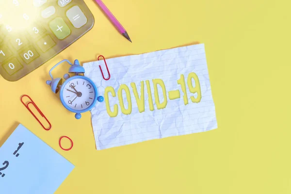 Üzenet, ami Covid19-et mutatja. Fogalmi fotó enyhe vagy súlyos légzőszervi betegség okozza a coronavirus Ébresztőóra klip megjegyzés gumiszalag számológép ceruza színű háttér. — Stock Fotó