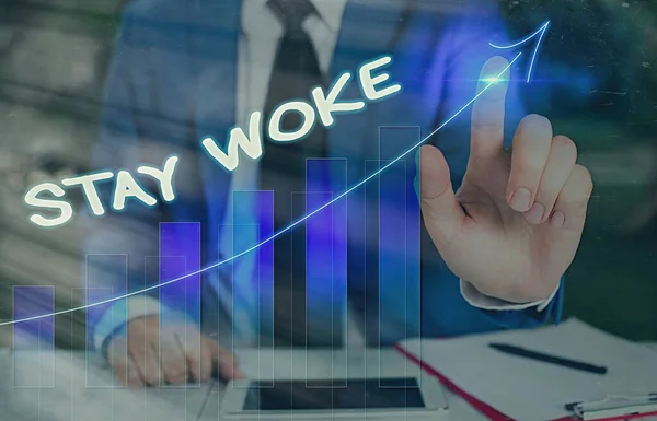 Escritura conceptual que muestra Stay Woke. Foto de negocios mostrando estar al tanto de su entorno y cosas que están pasando Manténgase informado . —  Fotos de Stock