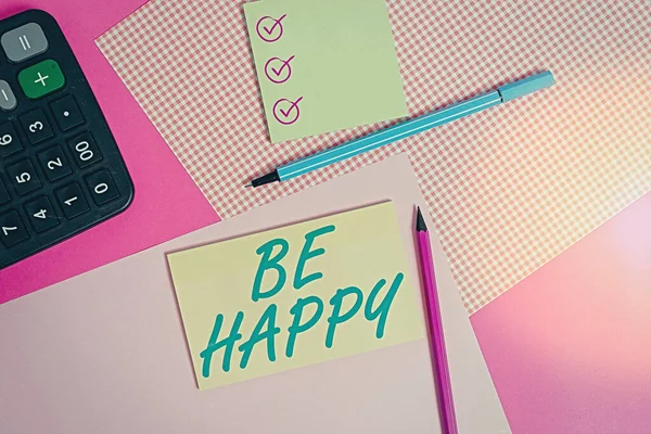 Szóírás szöveg Légy boldog. Üzleti koncepció, hogy élni minden pillanatban, mint az utolsó szerelem az életed munka család íróberendezések álló és egyszerű megjegyzés papír az asztalra. — Stock Fotó